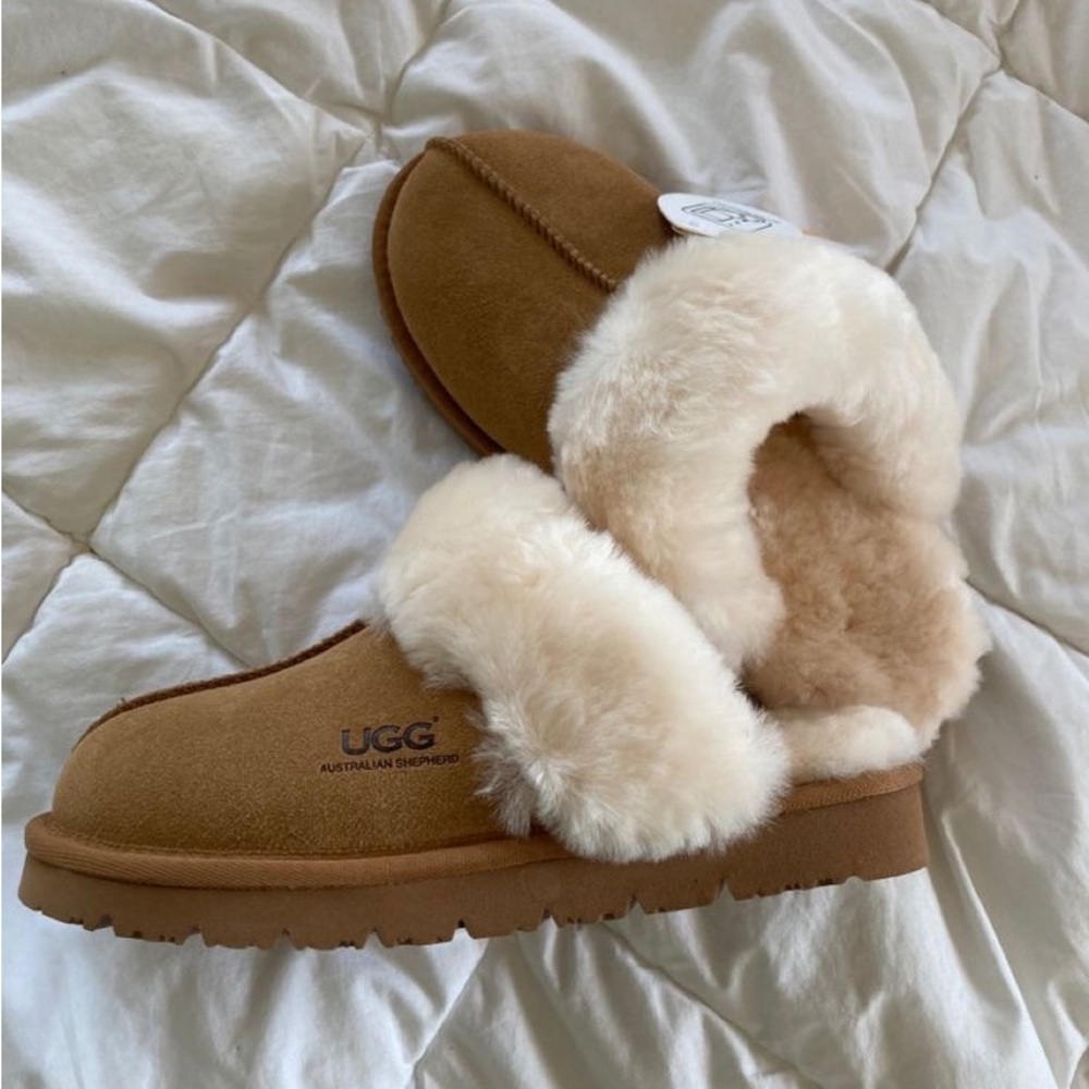 Ugg slides //brown furry cute stilts and comfortable 🥰. VERY